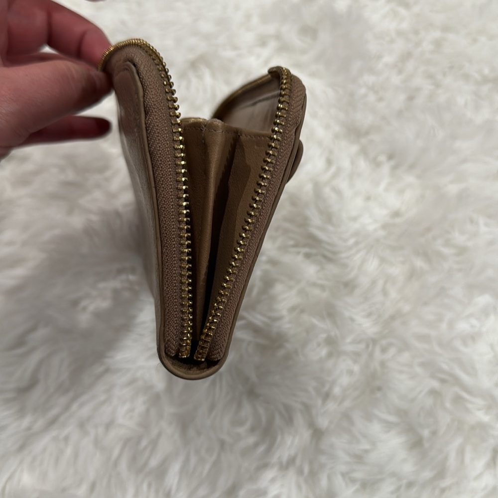 Tory Burch Robinson Taupe Zip-Around Leather Wallet Bow Detail Women’s - Picture 12 of 14